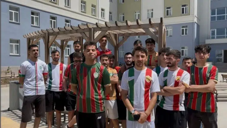 Saldırıya uğrayan öğrenciye Amedspor forması giyerek destek oldular