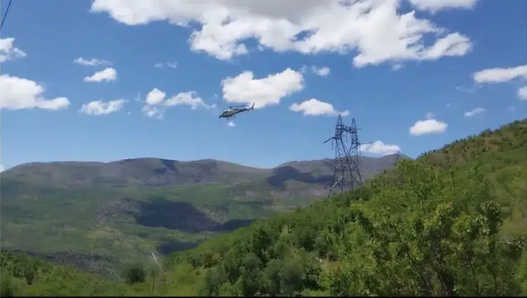 Diyarbakır'daki barajın elektrik hatlarına helikopterli bakım
