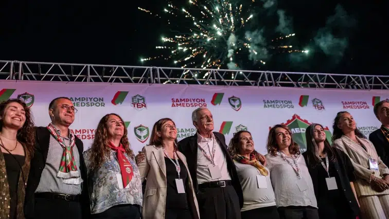Amedspor'un Diyarbakır'ı sallayan sevincine Eşbaşkan Serra Bucak da ortak oldu