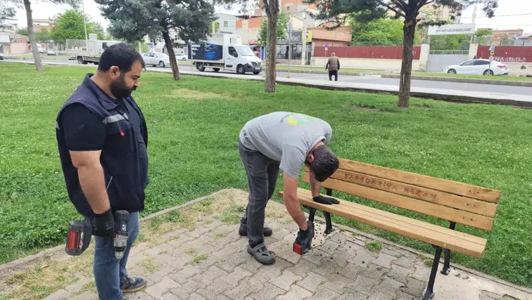 Diyarbakır'da parklara konforlu dokunuş: 25 yeni bank monte edildi