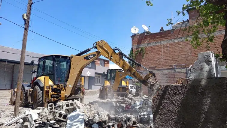 Diyarbakır'da can güvenliğini tehdit eden metruk binalara kontrollü yıkım