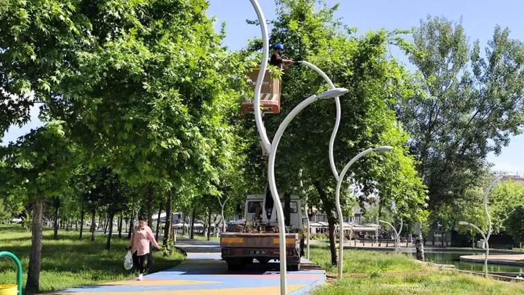 Diyarbakır'da parklara bayram bakımı: Çimler biçiliyor, aydınlatma takılıyor