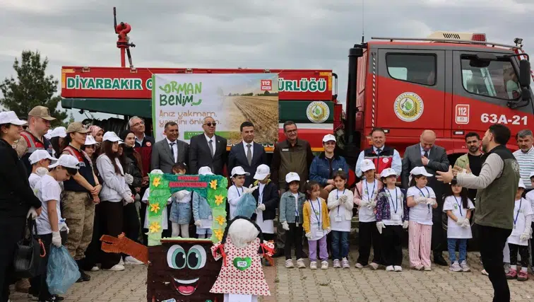 Diyarbakır Kent Ormanı’nda yangın gönüllüleri ve izciler temizlik yaptı