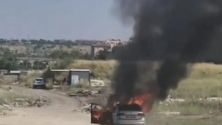 Diyarbakır'da seyir halindeki otomobil alevlere teslim oldu