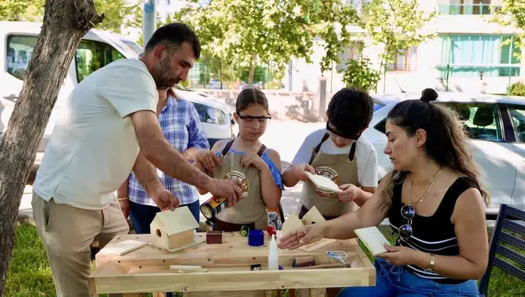 Diyarbakır'da marangoz atölyesine giren miniklerin ilk üretimi alkış topladı