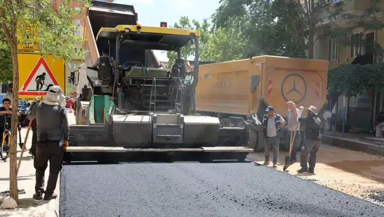 Diyarbakır'da kışın suya gömülen caddeye 1000 ton asfalt seriliyor