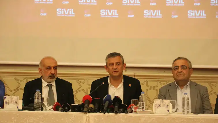 Özgür Özel Diyarbakır'da konuştu Mesele CHP'nin iç tartışması değil, demokrasi meselesidir