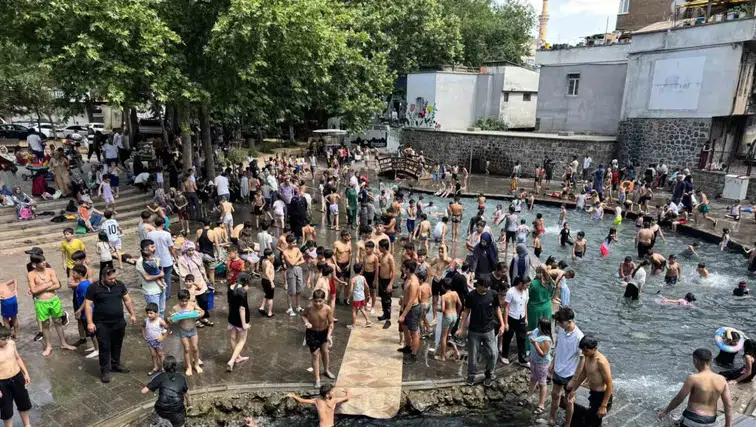 Diyarbakır'da sıcak hava bunaltıyor: Çocuklar Anzele Suyu'nda serinledi