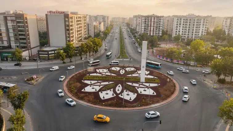Diyarbakır'daki kavşak iklim dostu peyzajla yenilendi: Binlerce bitkiyle süslendi