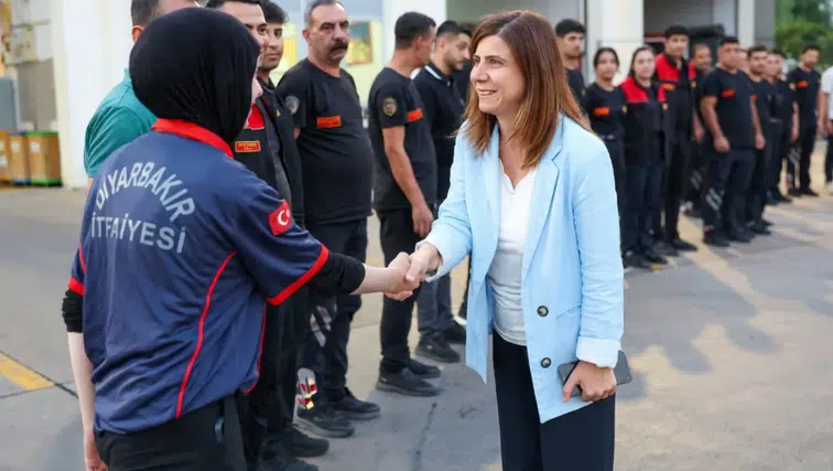 Diyarbakır'da yangında yaralanan itfaiyecilere ziyaret: Eşbaşkan Bucak teşekkür etti