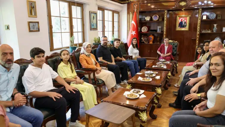 Diyarbakır'da LGS'den tam puan alan öğrenciler Eşbaşkan Bucak'a konuk oldu