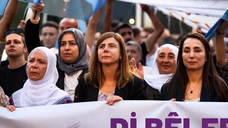 Diyarbakır'da her şey barış için: AVM önünden başlayan yürüyüş Ofis'te son buldu