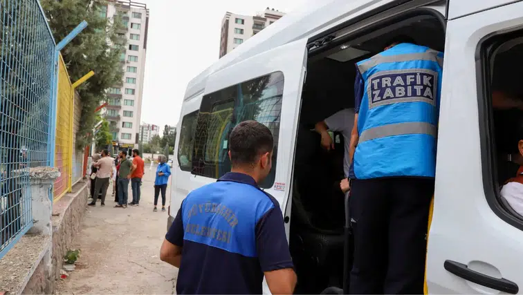 Diyarbakır'da okul servislerine sıkı denetim: Fazla koltuk ve ayakta öğrenci tespit edildi