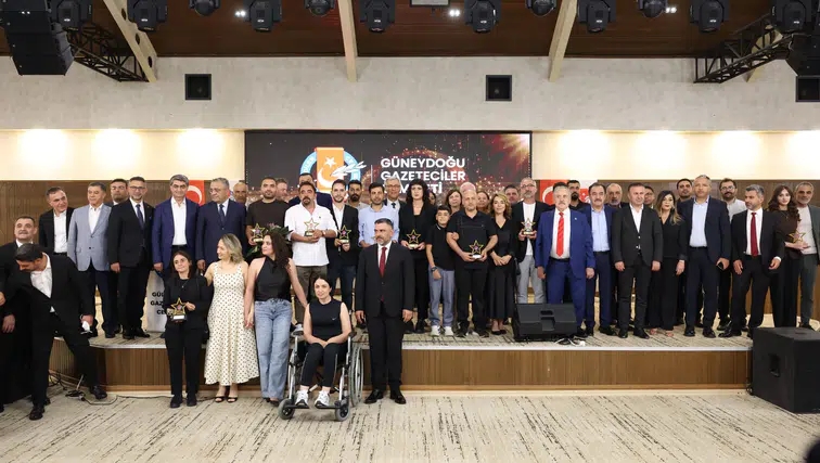 Diyarbakır'da gazetecilere ödül gecesi: Eşbaşkan Bucak'tan barış mesajı