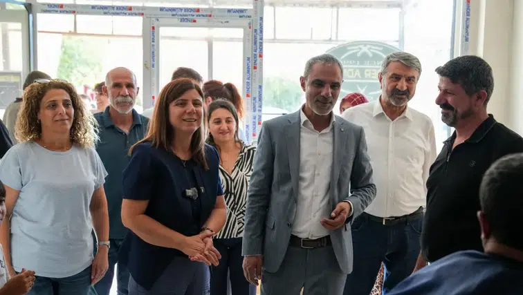Diyarbakır'da Eşbaşkan Bucak'tan esnaf turu: Talepler yığıldı, not defteri doldu