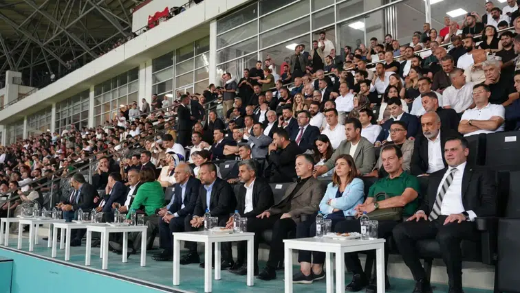 Amedspor'un Trabzonspor'u yendiği maçta protokol tribününde önemli isimler vardı
