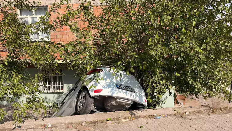 Diyarbakır Sur'da korkutan kaza: Kontrolden çıkan SUV istinat duvarından uçtu