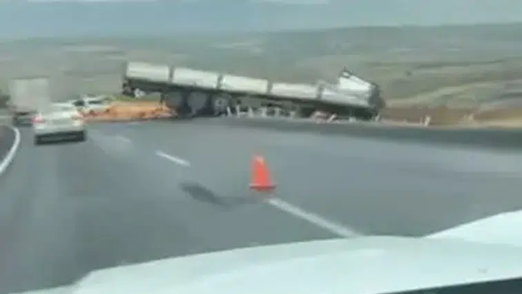 Diyarbakır-Silvan kara yolunda tır kazası: Direksiyon hakimiyeti kayboldu, 1 yaralı