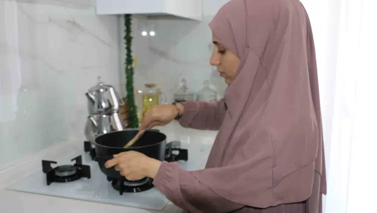 Diyarbakır'da 5 yıldır açlık hissini kaybeden genç anne çaresiz: Yemek yiyemiyorum