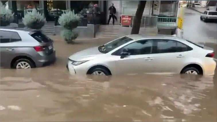 İşte Diyarbakır'dan yağmur manzaraları: Hayat felç oldu