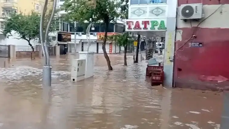 Silvan'da sağanak ve dolu hayatı felç etti: Cadde ve sokaklar göle döndü