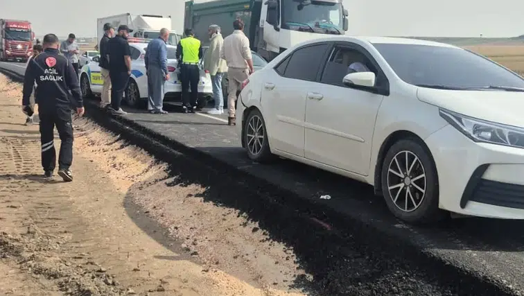 Diyarbakır Çınar yolunda zincirleme kaza: 3 araç birbirine girdi 7 kişi yaralandı