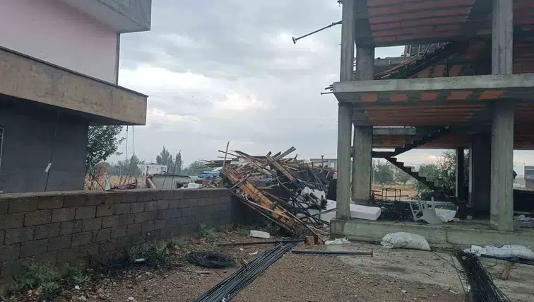 Diyarbakır Bismil'de şiddetli fırtına dehşeti: Cami minaresi yıkıldı, çatılar uçtu