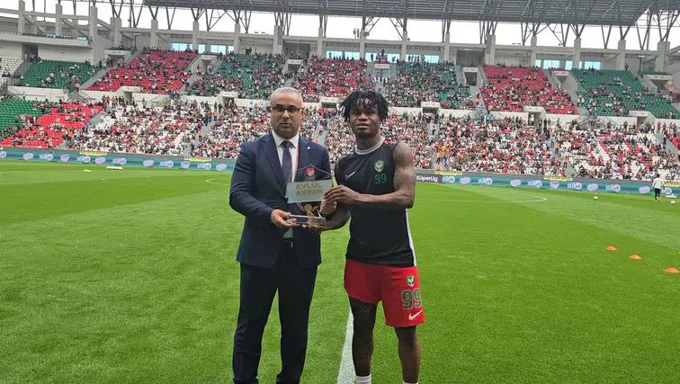 Amedsporlu Gift Orban'a Beşiktaş'a attığı o şık golle eylül ayının en iyisi ödülü