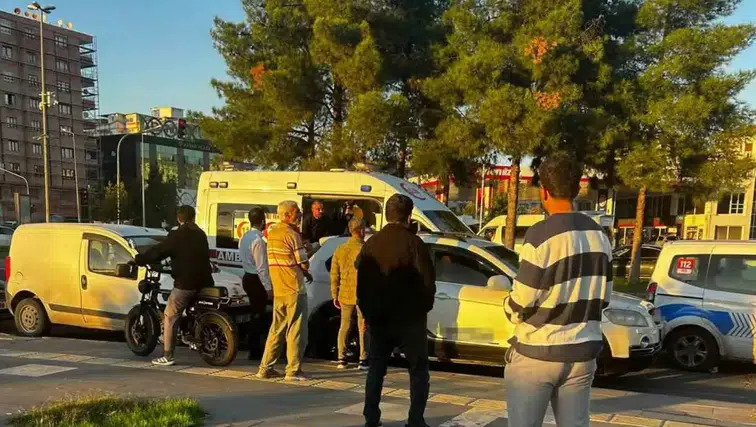 Diyarbakır Kayapınar'da trafik kazası kavgaya dönüştü: Cadde bir anda ringe döndü