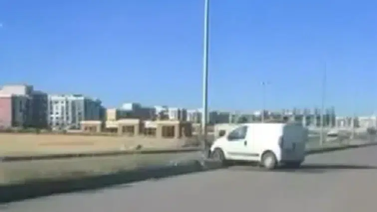 Diyarbakır Bağlar'da trafik kazası: Hafif ticari araç refüje çıktı, 1 kişi yaralandı