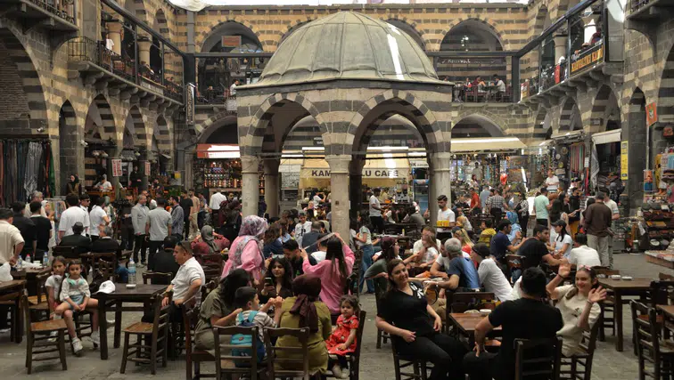 Kurban Bayramı'nda Diyarbakır'ın tarihi Sur ilçesinde turist hareketliliği yaşanıyor