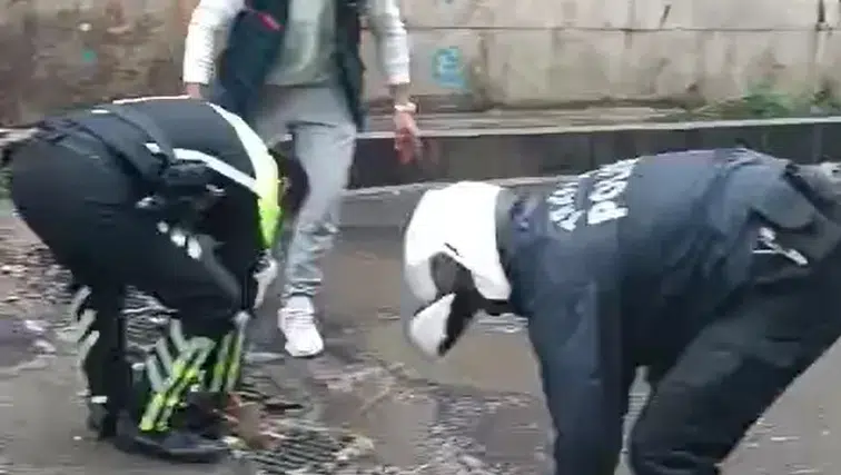 Diyarbakır'da sağanak trafiği kilitledi Polis ekipleri sular altında kalan yolu açtı