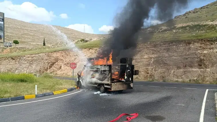 Diyarbakır-Mardin kara yolunda korkutan yangın Eşya taşıyan kamyonet tamamen yandı