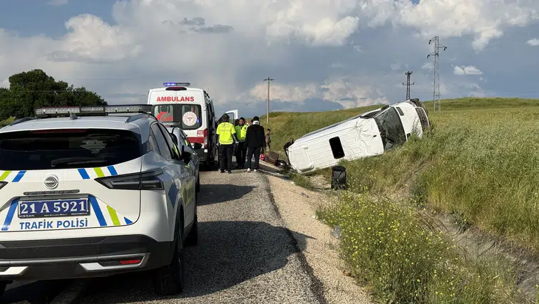 Diyarbakır-Silvan karayolunda yolcu minibüsü kaza yaptı 19 vatandaş yaralandı