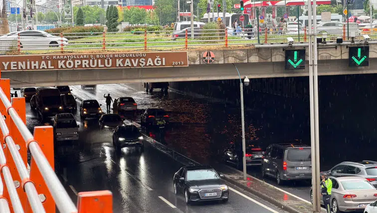 Diyarbakır'da sağanak; yollar göle döndü, iş, gelişmeye ilişkin ayrıntılar netleşiyor