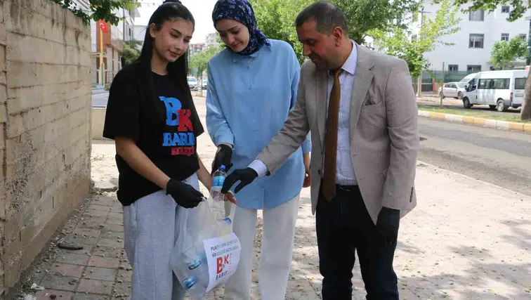 Diyarbakırlı gençlerden çevre ve sosyal yardımlaşma seferberliği Atıklar umuda dönüşüyor