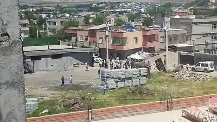 Sur ilçesinde taşlı sopalı kavga Narin Güran davası sanığının yakınları vuruldu