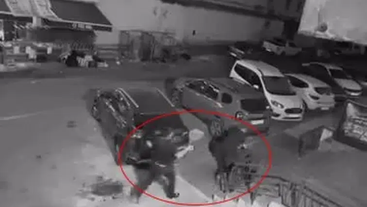 Bağlar Koşuyolu'nda güvenlik kamerasına yansıyan hırsızlık Çocuk şüpheliler aranıyor