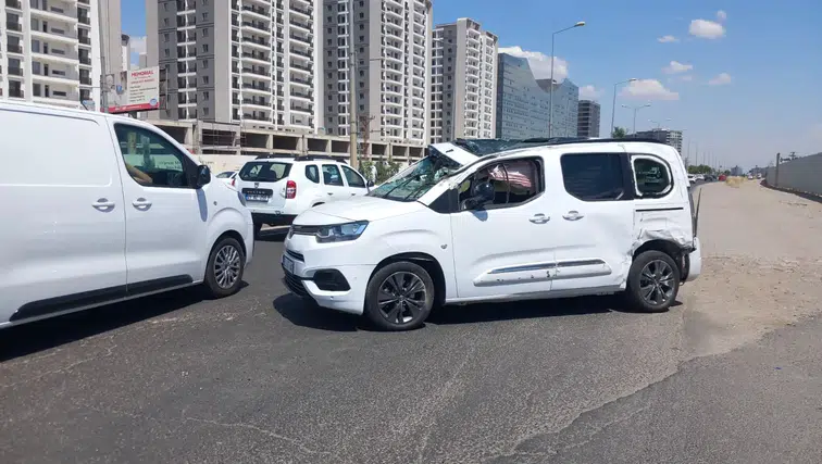 Kayapınar Mezopotamya Bulvarı’nda şiddetli çarpışma 7 vatandaşımız yaralandı