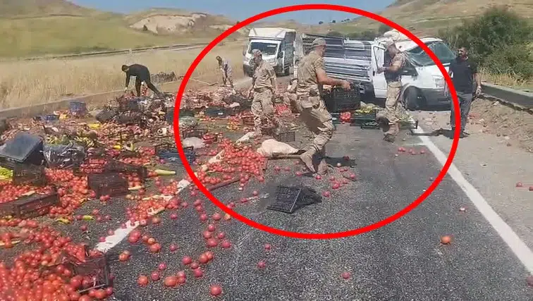 Silvan yolunda lastik patlaması sonucu ürünler yola saçıldı Trafik kısa süreliğine aksadı