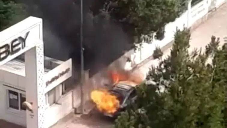 Bağlar'da araç yangını paniği Seyir halindeki otomobil alevler içinde kalarak yandı