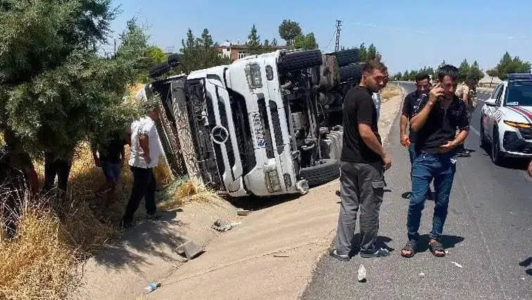 Diyarbakır-Çınar hattında trafik kazası Kontrolden çıkan tır şarampole devrildi