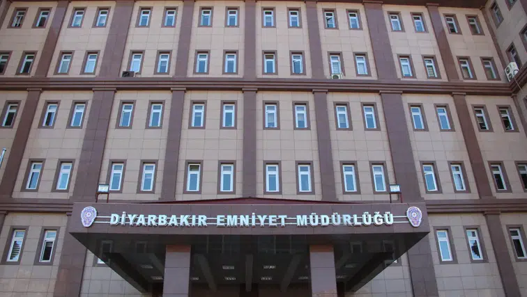 Kayapınar’da kafede oturan şahsa yönelik silahlı saldırıyı gerçekleştiren fail yakalandı