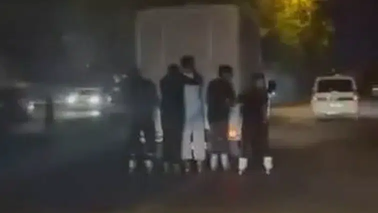 Diyarbakır trafiğinde patenli tehlike Hareket halindeki pikaba tutunup kilometrelerce-yol-gittiler