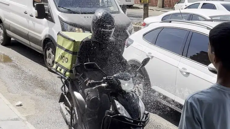 Diyarbakır'da termometreler 40 dereceyi devirdi Sıcaktan bunalanlar çareyi hortumda buldu