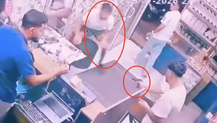 Bağlar'da telefon dükkanına vahşi saldırı Yaralıya geri dönüp tekrar ateş açtı