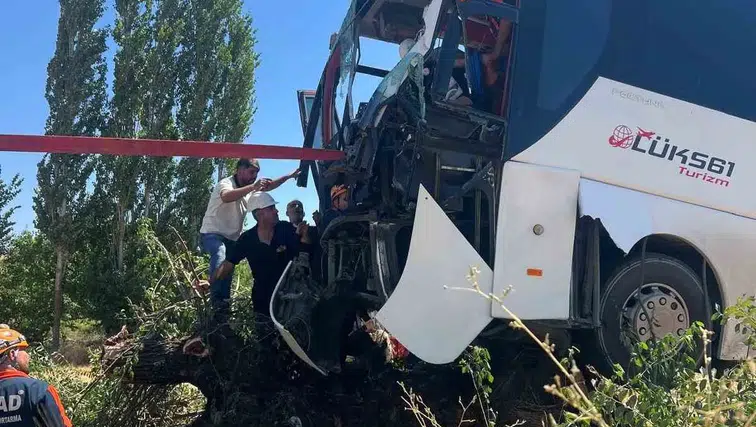 Diyarbakır-Bingöl yolunda korkutan kaza Kontrolden çıkan otobüs ağaca saplandı