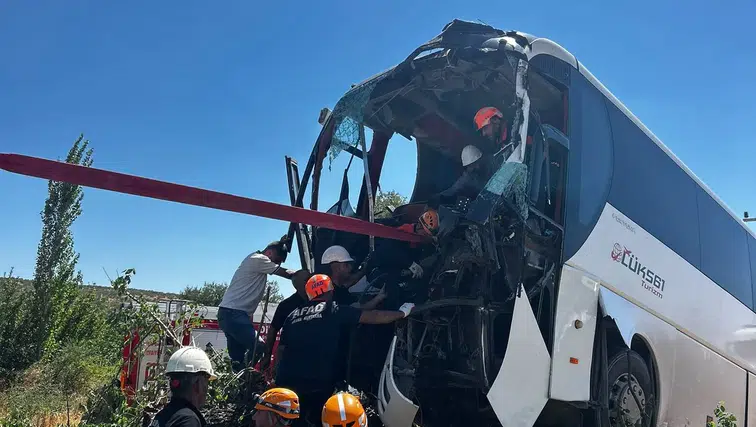 Diyarbakır Lice'de yolcu otobüsü şarampole uçtu Fis Ovası mevkiinde 2 yaralı var