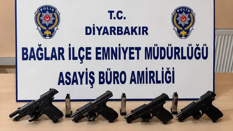 Bağlar'da silahlı kavga ihbarına giden polis, 6 şüpheliyi mühimmatlarıyla yakaladı