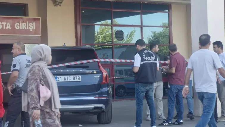 Diyarbakır Yenişehir'de kırmızı ışıkta dehşet: Cip çapraz ateşe alındı, 2 yaralı